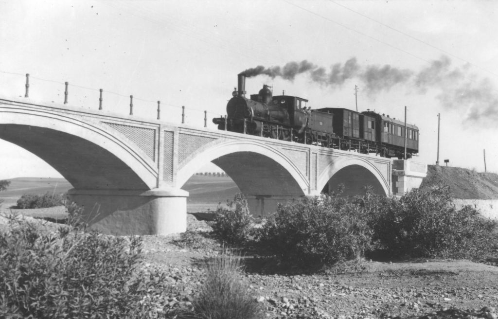 Locomotora en el puente sobre el arroyo Guadalmazán