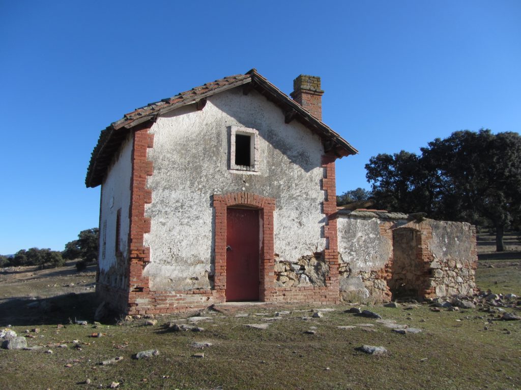 Casilla ferroviaria abandadonada hacia el km 1,8 de la ruta