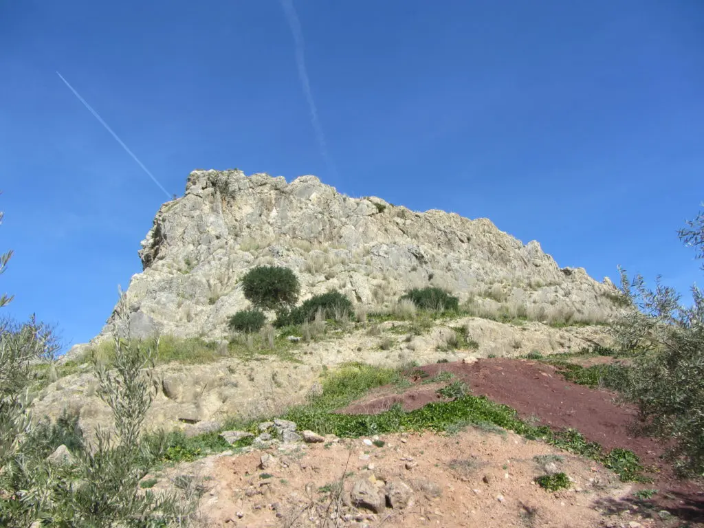 Vista de Piedra Luenga y, en primer término, escombrera minera