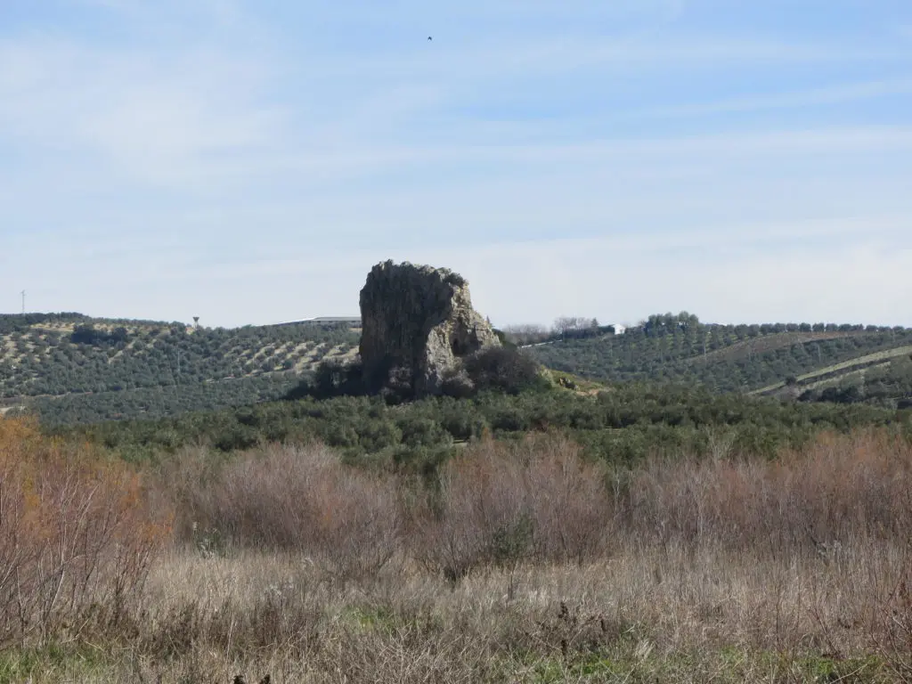 Piedra Luenga desde el arroyo de la Campiñuela