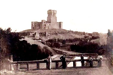 Fuente de El Pilar y Castillo de Sotomayor en Belalcázar